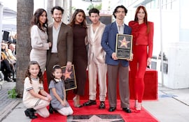 Los Jonas Brothers, Nick, Joe y Kevin, con sus esposas y las dos pequeñas de Kevin.
