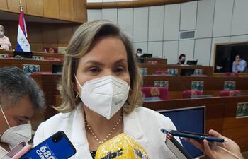 Lilian Samaniego (ANR-oficialista), presidenta de la Comisión Permanente, considera que se debe sancionar el proyecto de ley de emergencia con las modificaciones de la Cámara de Diputados, por la urgencia de Salud.