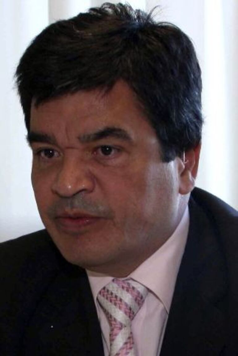 Hugo Morán Ovelar, juez que ordenó cobrar impuestos como también la venta directa del “inmueble de papel”.