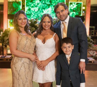 Giuliana rodeada de su familia.