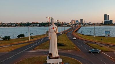 Una imponente imagen del San Roque se yergue frente a la ciudad, en la entrada norte, a través de la ruta PY01 “Mcal. Francisco Solano López”. La obra será inaugurada este viernes, a las 19:30 horas.
