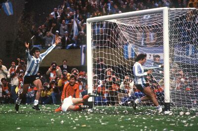 El argentino Mario Kempes (i) celebra su gol ante Países Bajos en la final del Mundial de 1978.