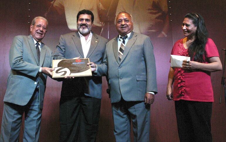 El dúo Méndez-López junto a Elzear Salemma y Marlene Sosa Lugo, en su homenaje en 2011.