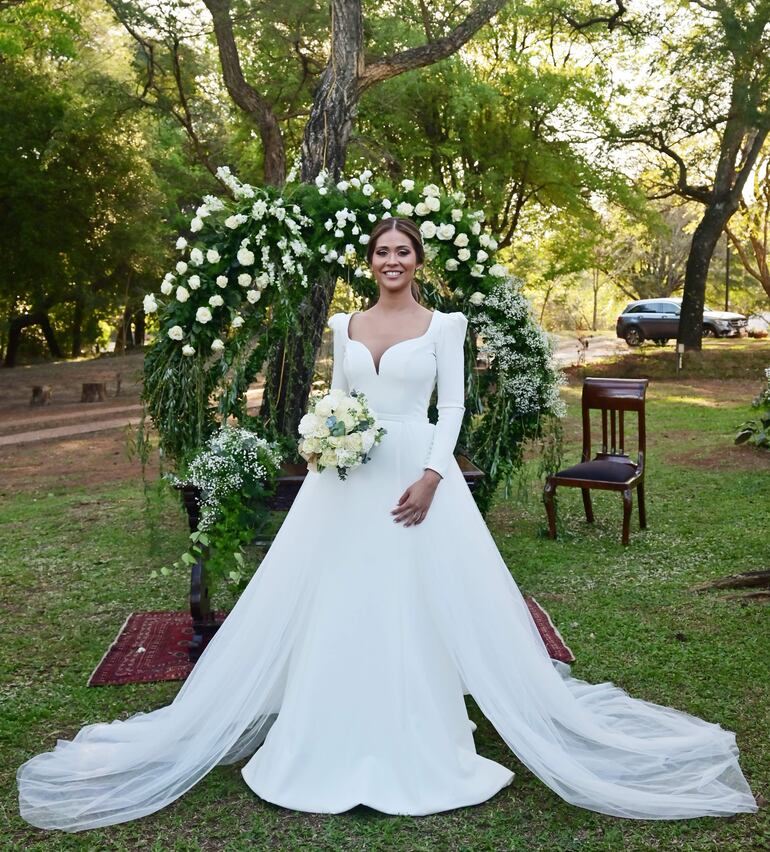 La novia lució hermosa con un vestido creación de Made Benítez Burró.
