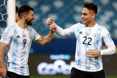Sergio Agüero y Lautaro Martínez festejan un gol de la Argentina. El segundo será titular mañana ante Ecuador.