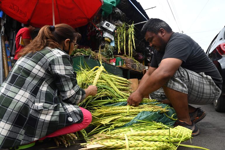 La venta de ramos es un ingreso extra para los vendedores. 
