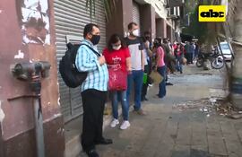 Larga fila frente al edificio Marcopolo del MEC