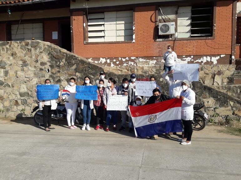 Personales de blanco manifestados en la mañana de este martes, frente al hospital regional de Fuerte Olimpo