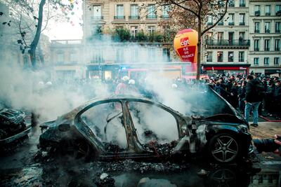 Manifestantes incendian coches estacionados cerca de la Plaza de la Bastilla después de que la polémica ley que pretende limitar en Francia la difusión de imágenes de las fuerzas del orden recibiera este sábado en París una nueva gran manifestación en su contra, que denunció un recorte de las libertades y acabó con incidentes.