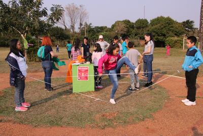 La tradicional goma entretuvo a los niños.