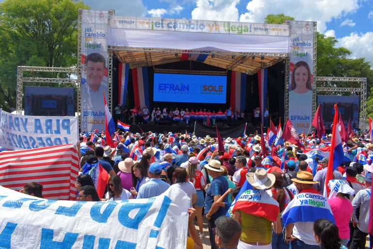 Efraín y Sole culminaron su gira política en la ciudad de Coronel Oviedo. 