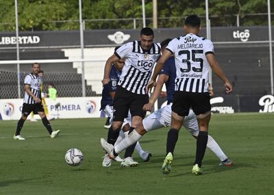 Oscar Cardozo trata de crear una llegada para Libertad en el juego ante Guaireña