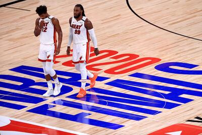 Jimmy Butler (i) en el triunfo de Miami Heat en la quinta final de la NBA 2019-2020.