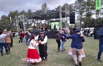 Muchas personas llegaron hasta la ciudad de Isla Umbú para participar del fiesta de la polca y el chamamé.