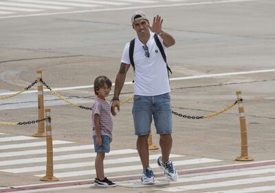 Luis Suárez saludando a su arribo a la ciudad de Rosario, Argentina, donde fue invitado por su amigo Lionel Messi para pasar las fiestas navideñas.