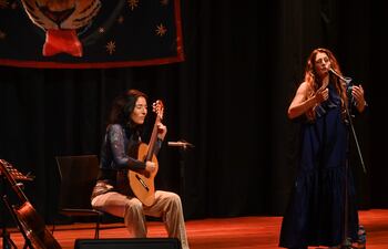 Elodie Bouny e Iara Ferreira en un momento del concierto que ofrecieron en el "Tom Jobim" del Instituto Guimarães Rosa Asunción (IGR).