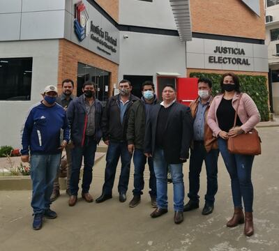 Los concejales Juan José Morel, Gabriel Cáceres, Emerson Delgado, Eusebio Milciades Rojas, Emigdio Ayala, Milciades González y Ninfa Vera Peralta, concejales que recuperaron sus cargos en Corpus.