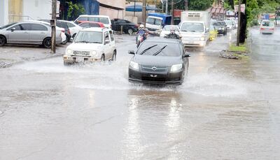 Apenas empieza a llover, las calles de Asunción se llenan de agua y se vuelven peligrosas. Se recomienda no circular para estar seguros.