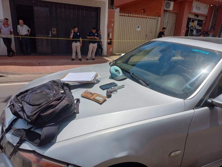 Del lugar del ataque los policías recogieron el revólver que usaron los maleantes y otras evidencias.