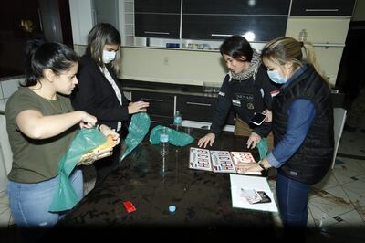 La fiscala Lorena Ledesma (2da. de la izq.) encabezó los allanamientos de los sitios de "aguantadero" del PCC en Pedro Juan Caballero.