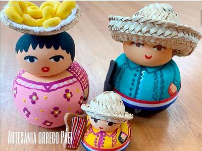 Paraguayitos de madera pintados a mano forman parte de la cultura artesanal concebida en Tobatí.