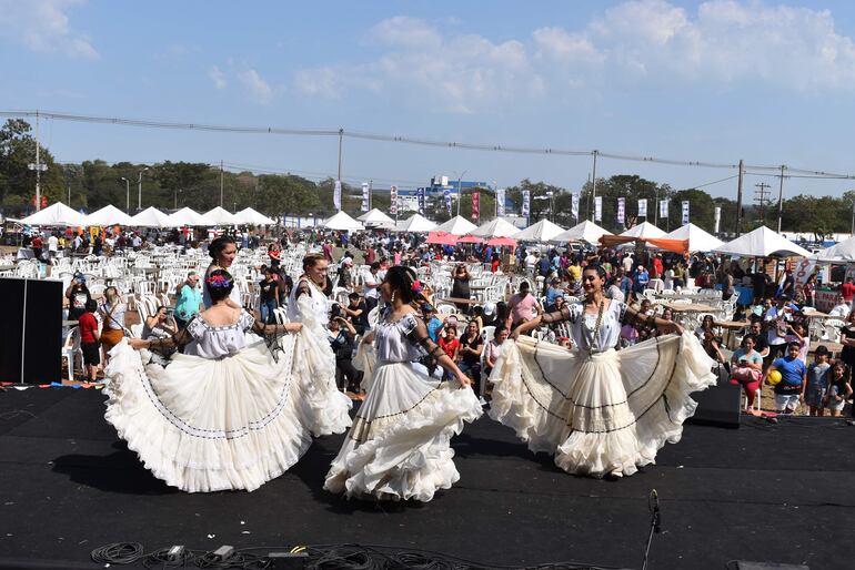 El Festival del pira caldo tuvo su parte artística. 