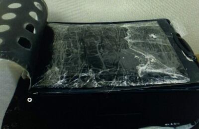 La droga fue encontrada en el doble fondo de la maleta de la compatriota que pretendía viajar a Holanda.