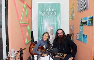 Fotografía ilustrativa desde la cabina de la Radio Ondas Ayvu, que ofrece un espacio de expresión.