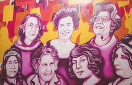 Mural hecho por Law Medina y Makie A. Zuiderwik obra denominada “Kuñanguéra ojepytasova hetãre” en el centro Cultural Municipal de Encarnación. Line Bareiro, Stela Gaona, Esther Ballestrino, Mercedes Sandoval, Élida Ugarriza, Margarita Mbiwangui, Serafina Davalos y OlgaSamcevich.