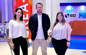 María José Amarilla, gerente comercial de ABC Color; Camilo Guanes, titular de la Federación de Industrias Creativas del Paraguay y Mariana Pineda, productora ejecutiva de Play Content Studio.