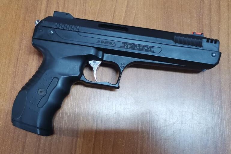 Pistola con la que supuestamente amenazó el detenido a otro conductor.