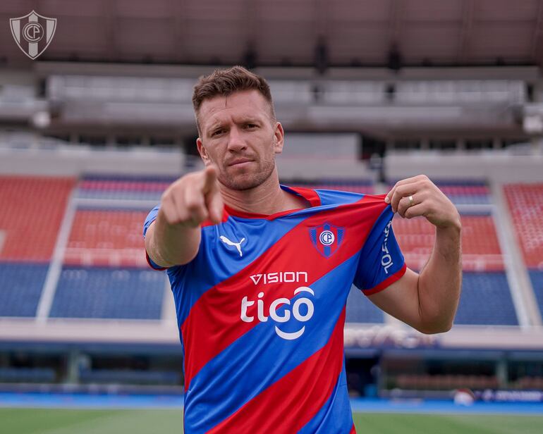 Ya con la casaca azulgrana y en el gramado de la Nueva oOla, el central brasileño Eduardo Brock, 31 años,