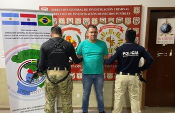El supuesto narcotraficante en sede de Investigaciones del Alto Paraná.