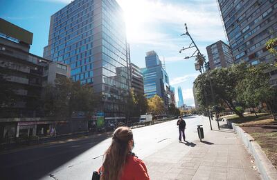 Dos mujeres caminan por una calle vacía durante una nueva jornada de confinamiento por la pandemia, en Santiago (Chile) (EFE).