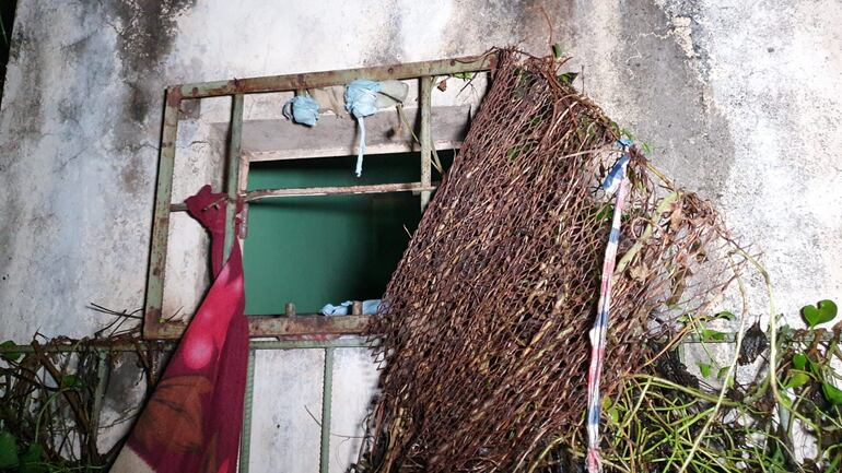 La ventana por la cual los malvivientes se escaparon de la comisaría segunda de Caaguazú