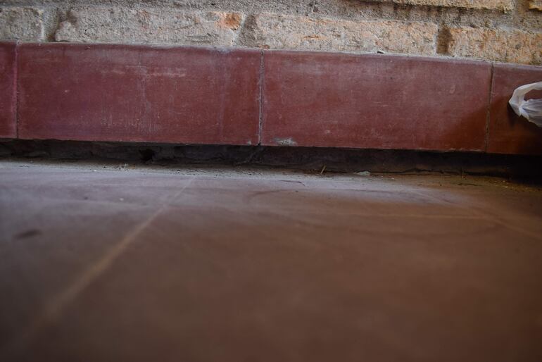 Se nota el hundimiento del piso, ya varios centímetros está separado del zócalo y también genera grietas en las paredes de la Escuela Oñondivepa de la ciudad de San Antonio