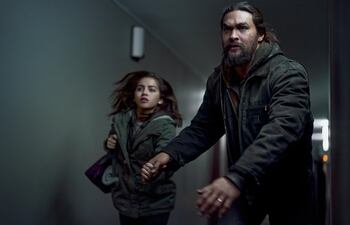 Isabela Merced y Jason Momoa en "Sweet Girl", que se estrena este viernes en Netflix.