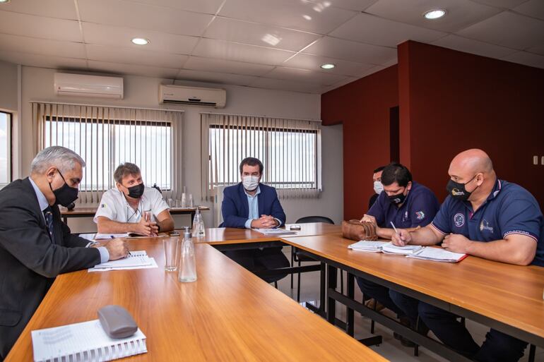 Miembros del Consejo Intersindical de Petropar con representantes del Gobierno Nacional durante la firma de compromiso. 