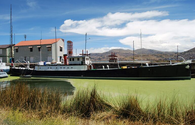 El Yavarí, el barco más antiguo de su tipo en funcionamiento en el mundo, en Puno (Perú). En las frías aguas del lago Titicaca descansa casi condenado al olvido.