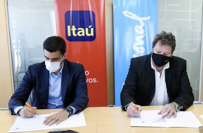 José Brítez, CEO de Banco Itaú Paraguay, y Juan Carlos Pepe, CEO de Personal Paraguay.