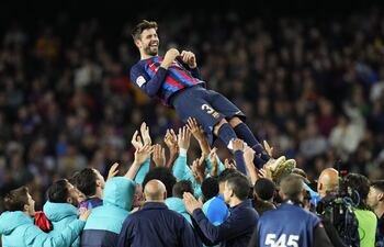 El defensa del Barcelona Gerad Piqué es manteado por sus compañeros, al término del encuentro de la decimotercera jornada de LaLiga entre el FC Barcelona y el UD Almería disputado este sábado en el Camp Nou, en Barcelona. EFE/Siu Wu