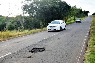 Uno de los   baches  existente en  el tramo  San Juan Nepomuceno-Ñumí de la Ruta PY18.