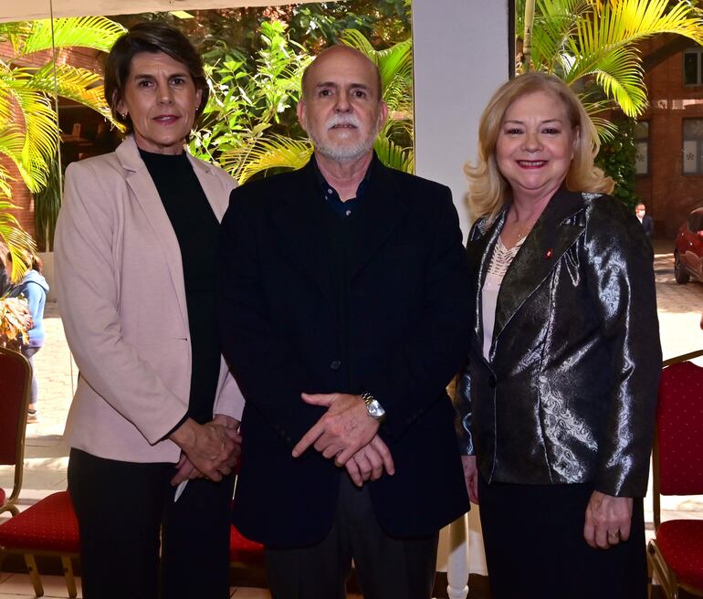 Ingrid de Vargas, Roberto Vargas y Nidia Hurard.