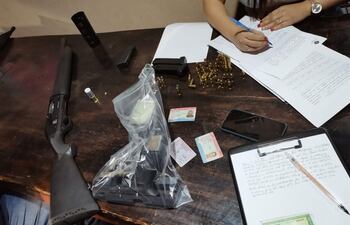 Armas incautadas del poder de los detenidos.