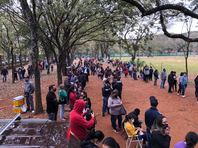 Una gran cantidad de personas están formando fila en la Gobernación del Alto Paraná, a espera de ser inmunizadas.