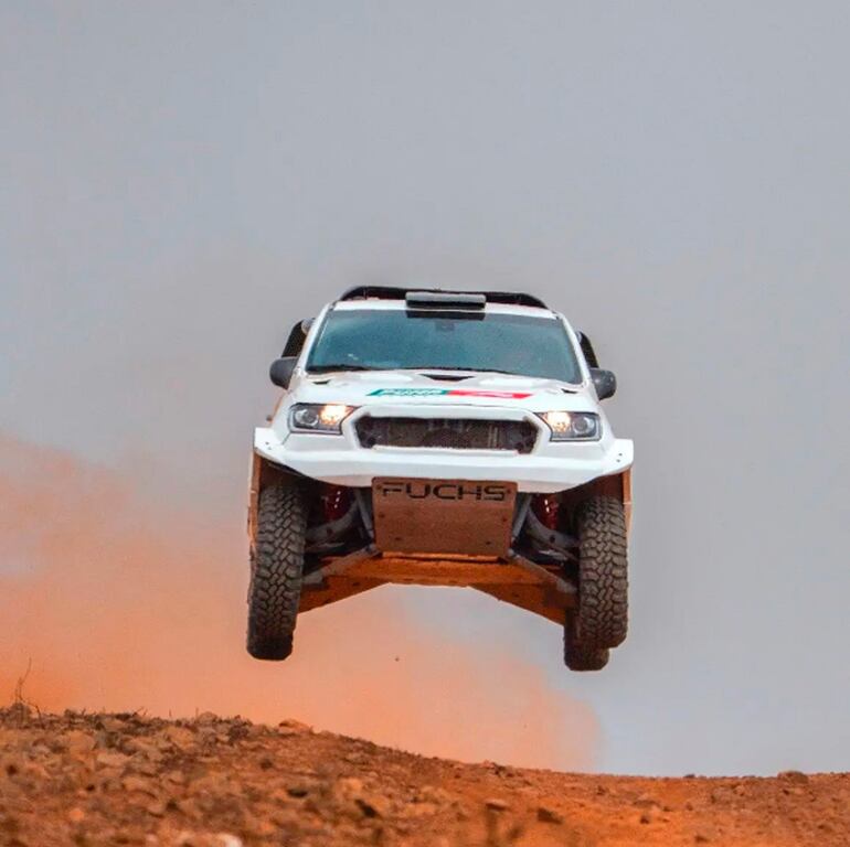 En la foto, se aprecia un salto de la camioneta similar a la que utilizará Andrea Lafarja Bittar en Arabia Saudita y en la que estuvo entrenando nuestra compatriota en los últimos días.