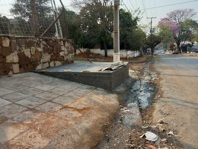 Construcción en la vereda de la calle San Rafael, una trampa para los transeúntes.