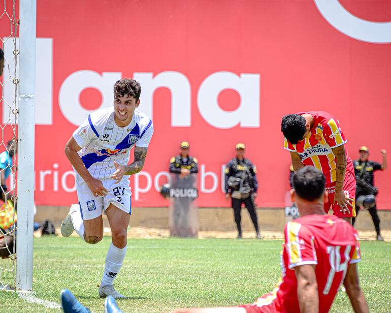 Franco Zanelatto inicia el festejo de su gol para Atlético Sullana ante Atlético Grau.