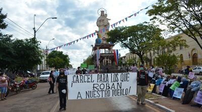 El “Desfile anticorrupción” de los ciudadanos indignados de Concepción con claros mensajes y consignas.