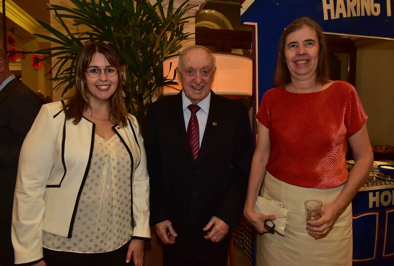 Cecilia Lima, cónsul de Uruguay; Angel Auad y María Teresa Fontoura.